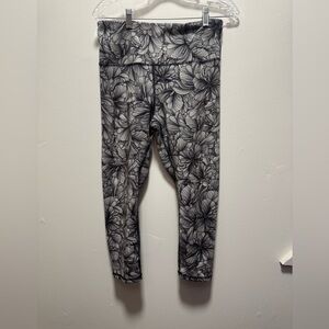 Balance Collection Leggings cropped. Size large black and white